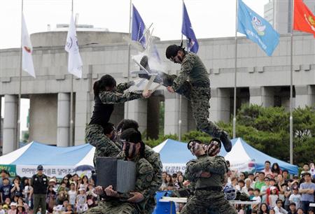 ６日、軍の式典で武芸を披露する陸軍特殊部隊員。彼らの同僚が保険金詐欺に手を染めていたという（ＡＰ）