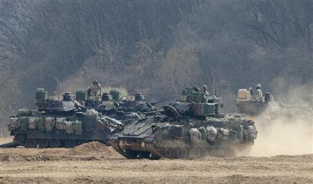 演習を行う在韓米軍の装甲戦闘車両。同じ兵士になるにしても、米軍なら強力な火力支援を得られるメリットがある（ＡＰ）