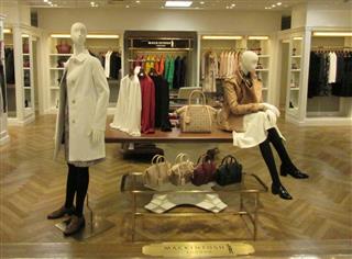 三陽商会が昨年７月に立ち上げた「マッキントッシュロンドン」の１号店＝横浜市港南区の京急百貨店