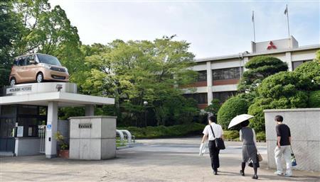 三菱自動車水島製作所に出勤する人たち＝４日午前、岡山県倉敷市