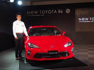 トヨタ自動車が８月１日に発売する新型「８６」を披露する多田哲哉・スポーツ車両統括部長＝５日、静岡県小山町の富士スピードウェイ（会田聡撮影）