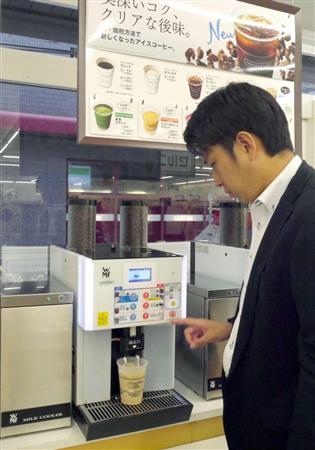ファミリーマートで「フラッペ」を作る男性
