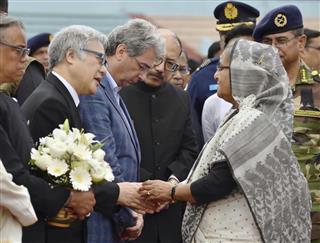 飲食店襲撃テロの追悼集会で、ハシナ首相（右）と言葉を交わす渡辺正人駐バングラデシュ大使＝４日、ダッカ（共同）