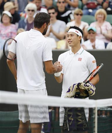 男子シングルス４回戦の第２セット途中で棄権し、マリン・チリッチ（左）と握手する錦織圭＝ウィンブルドン（共同）