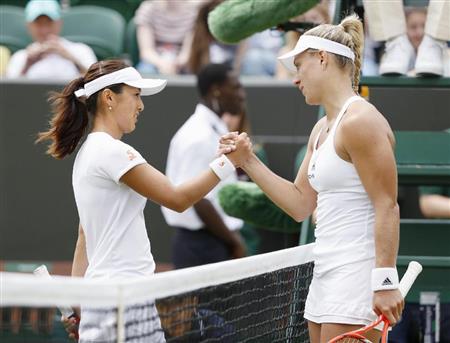 女子シングルス４回戦でアンゲリク・ケルバー（右）に敗れた土居美咲＝ウィンブルドン（共同）