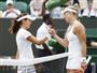 女子シングルス４回戦でアンゲリク・ケルバー（右）に敗れた土居美咲＝ウィンブルドン（共同）