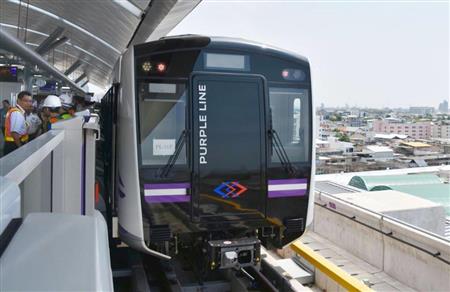 バンコク市内を試運転するパープルラインの車両（共同）