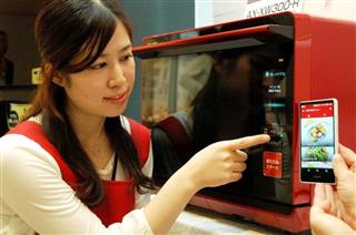 人工知能（ＡＩ）を活用し、好みに応じたメニューを提案する「ヘルシオ」の新製品＝６日、東京都港区