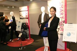 そごう・西武は働く女性向けにデザインだけでなく機能面も充実させた女性向けのスーツを今秋から販売する＝６日、東京都豊島区