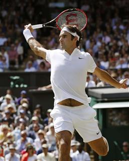 男子シングルス準々決勝マリン・チリッチと対戦し、リターンするロジャー・フェデラー。3年連続で準決勝進出=ウィンブルドン(共同) 男子シングルス準々決勝マリン・チリッチと対戦し、リターンするロジャー・フェデラー。3年連続で準決勝進出=ウィンブルドン(共同)