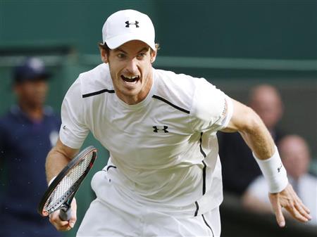 男子シングルス準々決勝ジョーウィルフリード・ツォンガと対戦しボールを追うアンディ・マリー＝ウィンブルドン（共同）