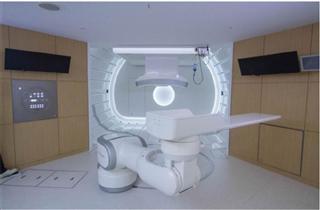 東芝と放射線医学総合研究所が開発した世界初の超伝導技術を用いた重粒子線がん治療装置（東芝提供）