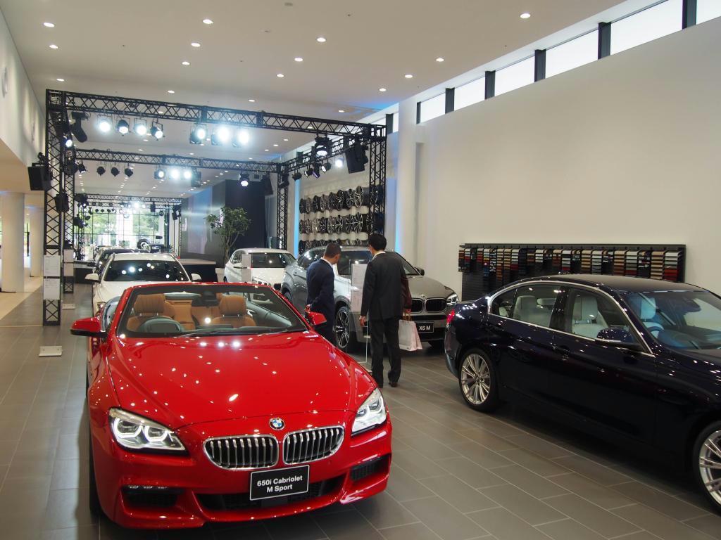 最大１００台の試乗車を用意する体験型販売拠点「ＢＭＷグループ東京ベイ」＝８日、東京・青海
