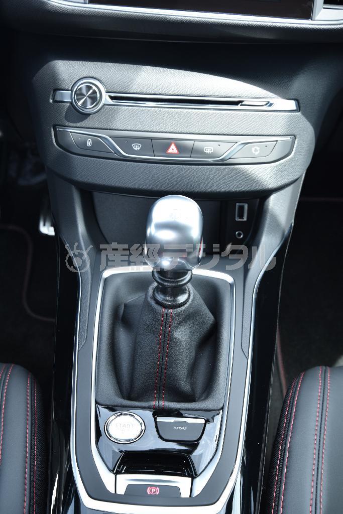 スイッチやボタン類が少なく、すっきりしたデザインのセンターコンソール。プジョー・３０８ＧＴｉ