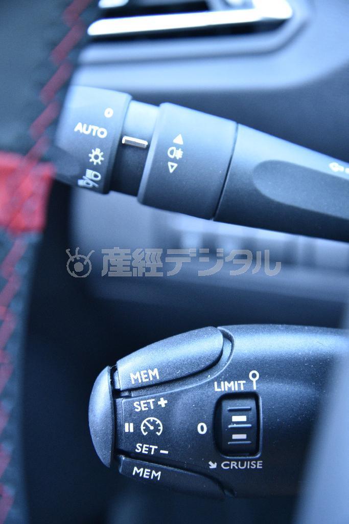 ウインカーレバー（上）と、クルーズコントロール用のスイッチ（下）。プジョー・３０８ＧＴｉ