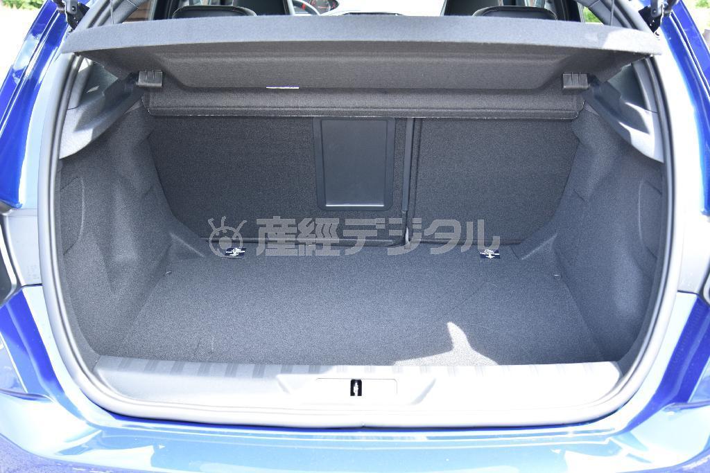 でっぱりが少なく、使いやすい荷室。床下にはスペアタイヤを収納。プジョー・３０８ＧＴｉ
