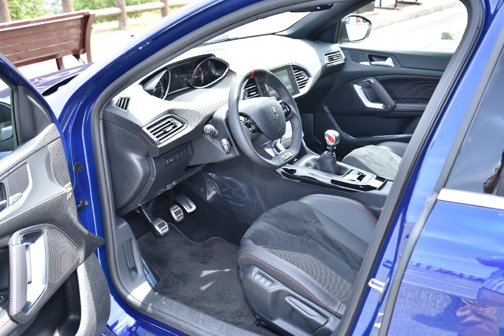 左ハンドル！ＧＴｉには右ハンドル仕様がない。プジョー・３０８ＧＴｉ