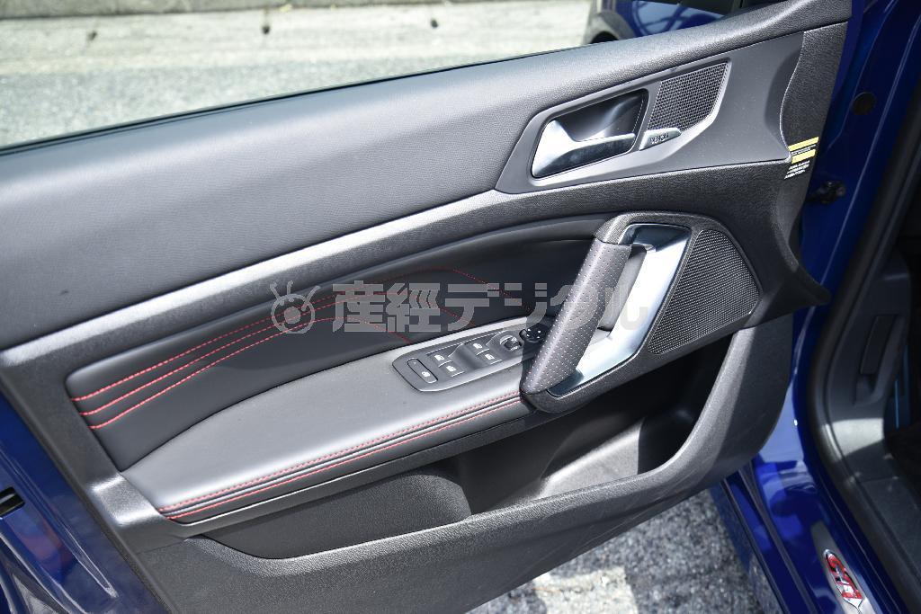 赤いステッチが入りスポーティながら、シックにも感じられる質感の高いドア内張。プジョー・３０８ＧＴｉ