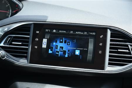 空調、オーディオ、車両設定など、運転関連以外のほとんどの操作はこの液晶タッチパネルに集約されている。プジョー・３０８ＧＴｉ