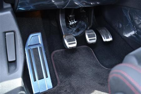 左ハンドルでもペダルの配置は万国共通です。プジョー・３０８ＧＴｉ