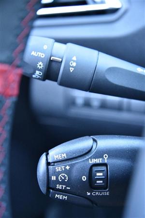 ウインカーレバー（上）と、クルーズコントロール用のスイッチ（下）。プジョー・３０８ＧＴｉ