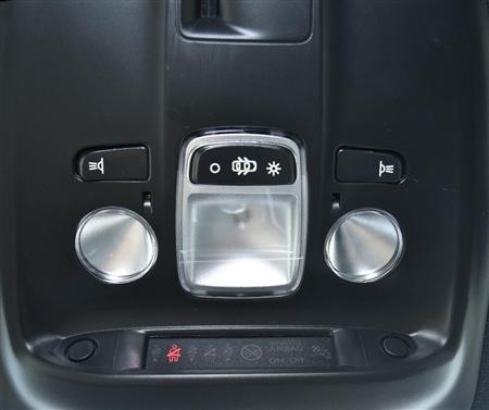 天井のルームランプまわり。シートベルト警告もここに。プジョー・３０８ＧＴｉ