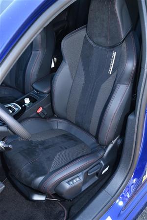 ゆったり座れるのに走らせるとサポートしっかりの優れものバケットシート。プジョー・３０８ＧＴｉ