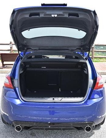 バックドア開口部は幅、高さともに積み下ろししやすいサイズ。プジョー・３０８ＧＴｉ