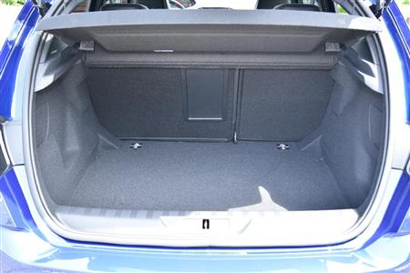でっぱりが少なく、使いやすい荷室。床下にはスペアタイヤを収納。プジョー・３０８ＧＴｉ