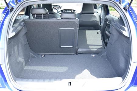 後席は左６：右４の分割可倒式。プジョー・３０８ＧＴｉ