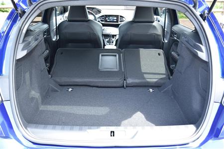 シートはワンアクションで倒せるが、荷室との間に段差が残る。プジョー・３０８ＧＴｉ
