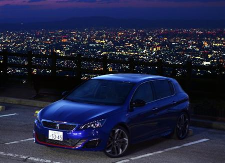 東六甲展望台からの大阪の夜景をバックに。プジョー・３０８ＧＴｉ