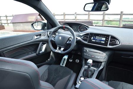 ハンドルだけでなく、メーター以下、各パーツが小ぶり。シャープな造形でほかのどのメーカーとも違う雰囲気。プジョー・３０８ＧＴｉ