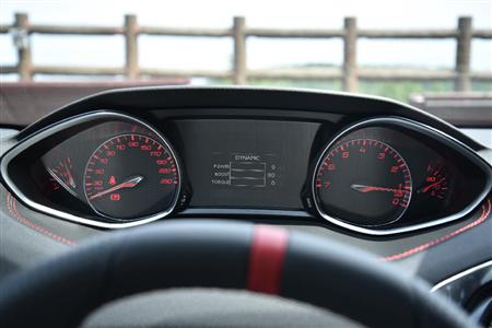 スポーツモードでは赤い照明に変わる。プジョー・３０８ＧＴｉ