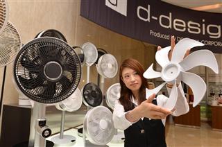 カモメの羽をヒントに設計されたカモメファンのＤＣ扇風機＝大阪市中央区のドウシシャ（南雲都撮影）