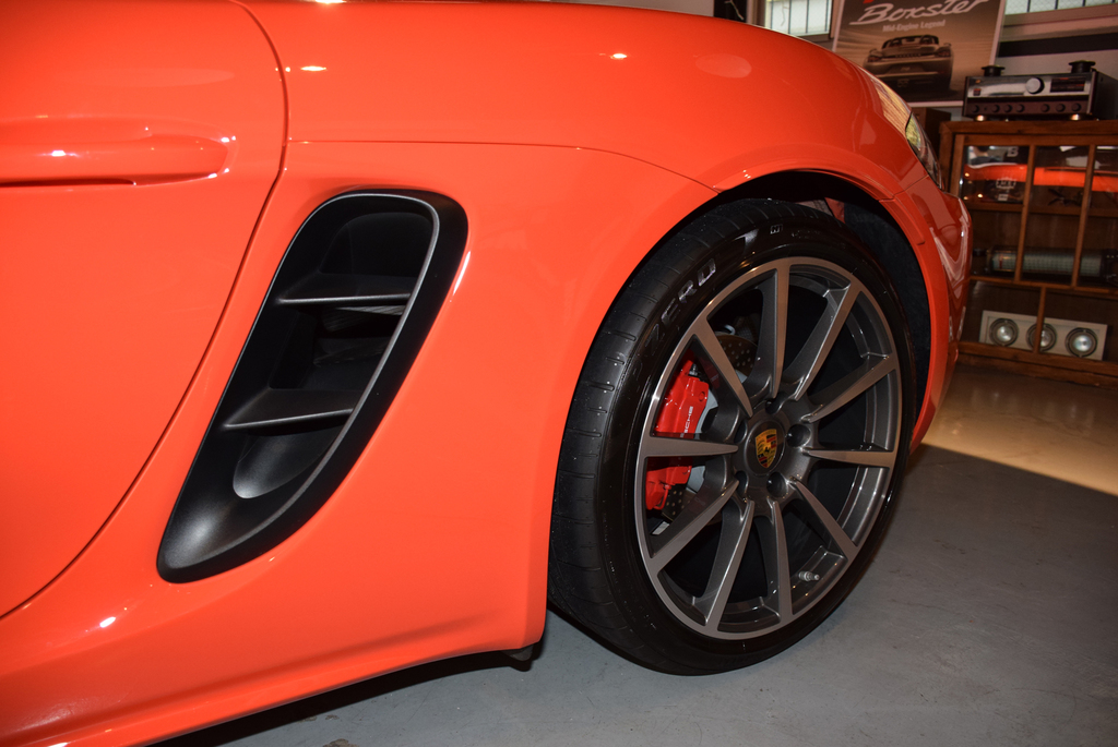 ミッドシップエンジンレイアウトを象徴するリヤサイドのエアインテーク