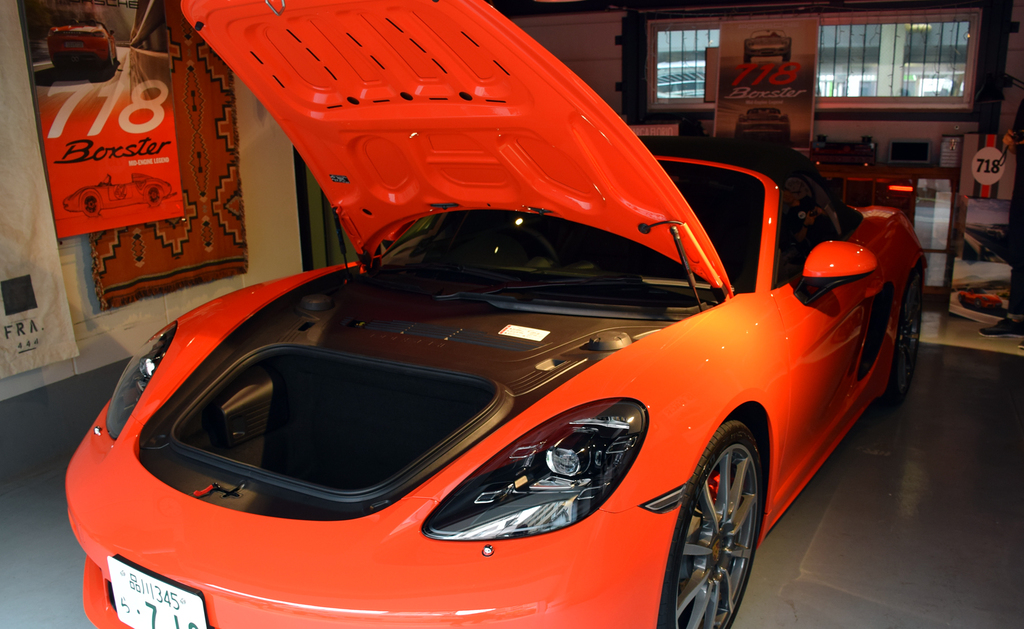 エンジンを中央に積んでいるので、フロントにもトランクルームがある