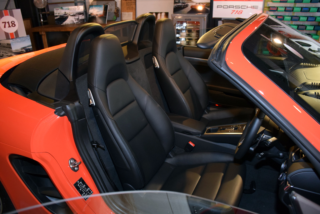 ２シーターのコンバーチブル。運転してみたい！