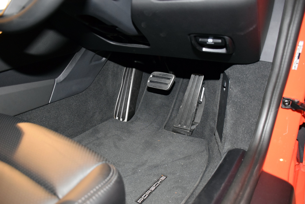 アクセルとブレーキペダル