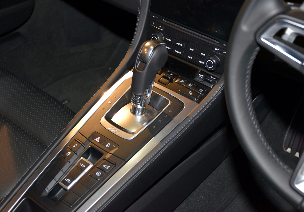 ポルシェ「７１８ボクスターＳ」のシフトレバーやオーディオなどのスイッチ類