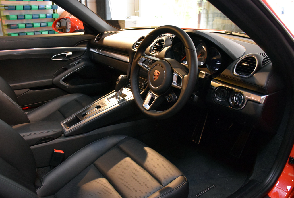 ポルシェ「７１８ボクスターＳ」のインテリア