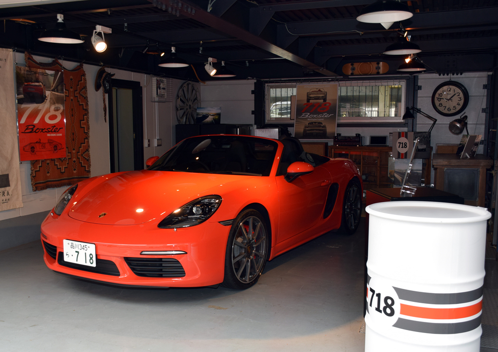 ガレージに展示されたポルシェ「７１８ボクスターＳ」