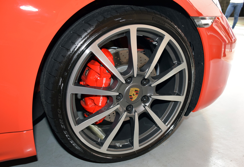 タイヤサイズは前２３５／４０ＺＲ１９、後２６５／４０ＺＲ１９