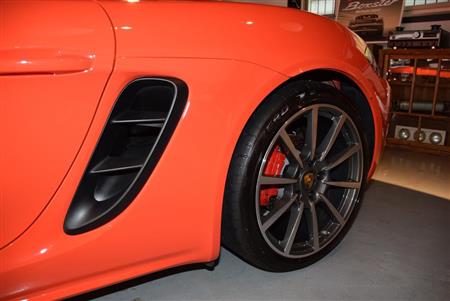 ミッドシップエンジンレイアウトを象徴するリヤサイドのエアインテーク