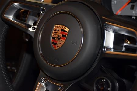 ポルシェのエンブレムが光る