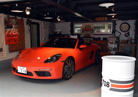 ガレージに展示されたポルシェ「７１８ボクスターＳ」