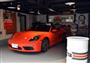 ガレージに展示されたポルシェ「７１８ボクスターＳ」