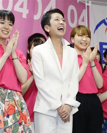 東京選挙区で当選を決め、支援者らと喜ぶ蓮舫氏＝１０日夜、東京都港区