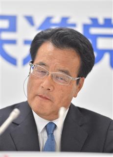民進党の開票センターで、報道陣のインタビューに答える岡田克也代表＝１０日午後、東京都千代田区（宮崎瑞穂撮影）