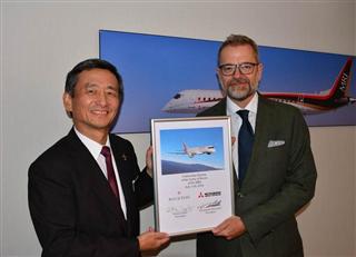 最大20機の購入で基本合意した三菱航空機の森本浩通社長(左)とスウェーデンのロックトンプレジデントのニクラス・ルンド氏 最大20機の購入で基本合意した三菱航空機の森本浩通社長(左)とスウェーデンのロックトンプレジデントのニクラス・ルンド氏